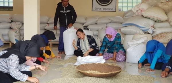 Petugas Polsek Pekanbaru Kota mengamankan dua napi asimilasi bersama dua residivis yang membobol toko elektronik di Pekanbaru, Riau. (Foto: Antara)