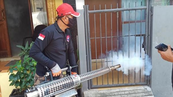 Fogging Dewan Pimpinan Pusat (DPP) Barisan Penjaga (Baja) Perindo kembali menggelar fogging demam berdarah di RW 09, Kelurahan Kayu Putih, Kecamatan Pulo Gadung, Jakarta Timur, Rabu (22/4/2020). (Foto: iNews.id/ Riezky Maulana).