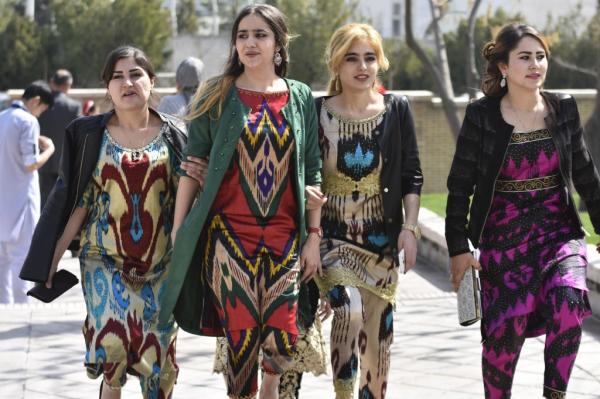 Para perempuan Tajik. (Foto: AFP)