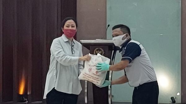 Ketua DPR menyalurkan bantuan sembako dari Bank Bukopin kepada sejumlah karyawan yang bertugas di Kompleks Parlemen, Kamis (23/4/2020). (Foto: iNews.id/Felldy Utama)