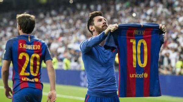 Lionel Messi Berselebrasi Mengangkat Jersey Usai Membobol Gawang Real Madrid (foto: Marca)