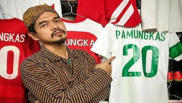 Bambang Pamungkas Lelang Jersey Timnas Indonesia di AFF 2012 (foto: Antara)