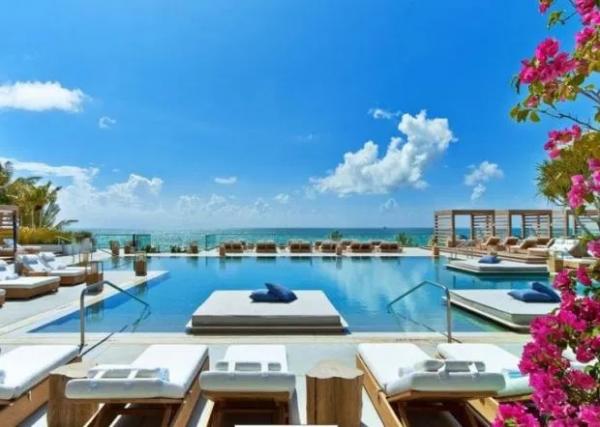 Kolam Renang Penthouse Eugene Bouchard (foto: The Sun)