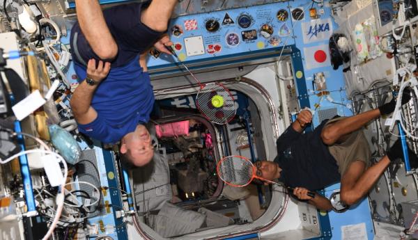 Alexander Misurkin bermain bulutangkis di luar angkasa (Foto: BWF)