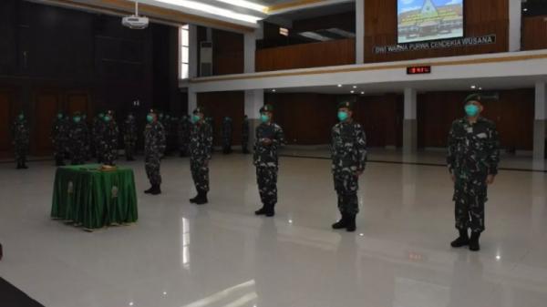 Para perwira TNI mengikuti upacara serah terima jabatan di lingkungan Seskoad, Bandung, Jawa Barat, Kamis (23/4/2020). (Foto: Dispenad).