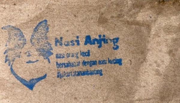 Nasi bungkus cap kepala Anjjing yang dibagikan kepada warga di Warakas, Jakarta Utara, Minggu (26/4/2020) dini hari. (Foto: Antara)