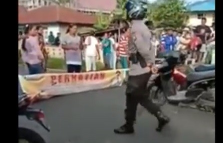 Emak-emak di Halmahera Utara memblokade jalan akibat kecewa dikucilkan sopir angkot. (Foto: iNews/Ismail Sangaji)