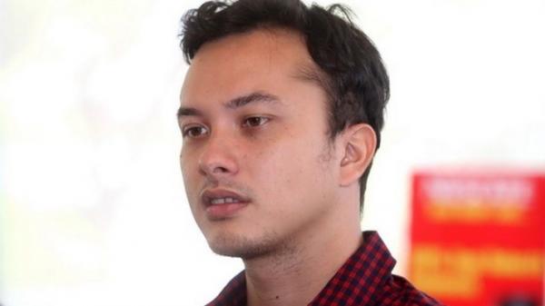 Nicholas Saputra1 Nicholas Saputra dalam outfit hitam putih.