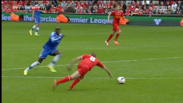 Steven Gerrard Terpleset Saat Liverpool Jumpa Chelsea 2014 (foto: Skysports)