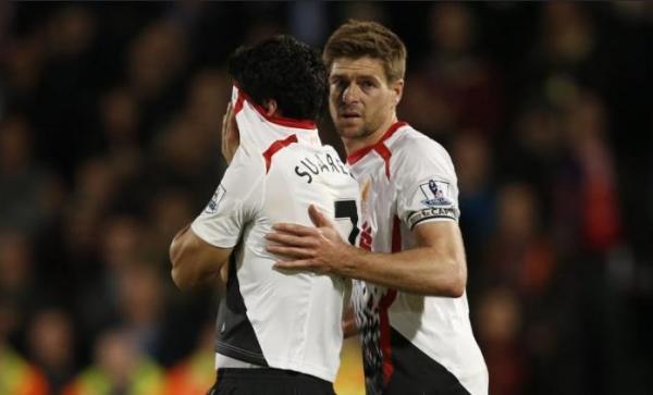 Gerrard Menenangkan Luis Suarez yang Menangis Usai Liverpool Gagal Juara Liga (foto: Skysports)