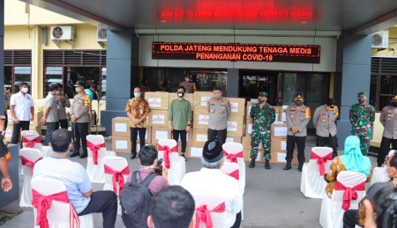 28 Kapolda Jateng2 Kapolda Jateng Irjen Pol Rycko Amelza Dahniel dan jajaran terkait saat menyerahkan bantuan APD di Mapolresta Solo. (Foto: istimewa)