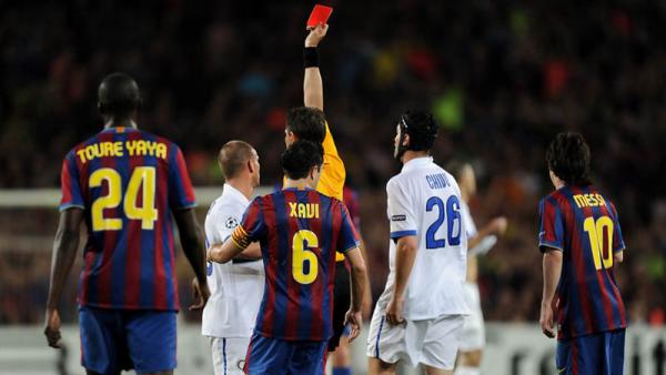 Barcelona Inter 2 Wasit mengkartu merah gelandang Inter Milan Thiago Motta (tak terlihat) pada leg kedua semifinal Liga Champions 2009/2020 di Camp Nou, 28 April 2010. (Foto: Zimbio)
