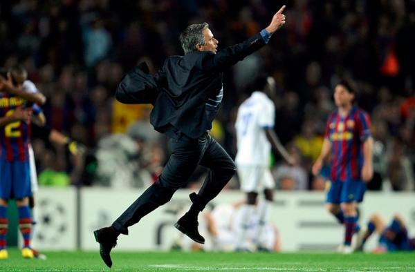 Mourinho Pelatih Inter Milan Jose Mourinho berlari ke tengah lapangan merayakan sukses timnya menyingkirkan Barcelona pada leg kedua semifinal Liga Champions di Camp Nou, 28 April 2010. (Foto: Standard)