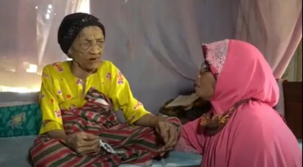 Wa Kaua nenek berusia 110 tahun di Kota Baubau, Sulawesi Tenggara berbicara dengan anaknya Wa Jalifah. (Foto: iNews/Andi Ebha)