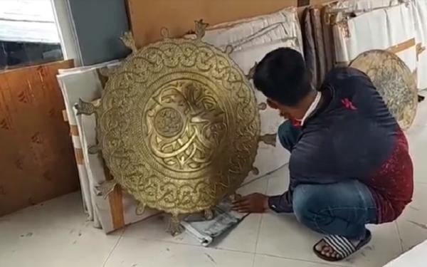 Perajin kaligrafi  tembaga di Cepogo, Boyolali, Jawa Tengah. (Foto: iNews/Tata Rahmanta)