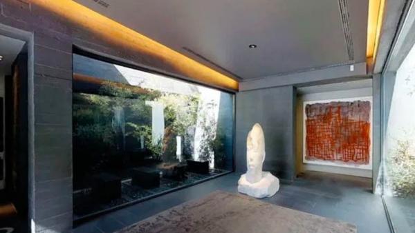 Perabotan mewah yang terbuat dari kristal ikut memberi kesan mewah rumah Eden Hazard.