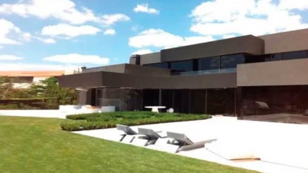 Rumah Eden Hazard punya halaman yang sangat luas. 