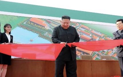 Kim Jong Un meresmikan pabrik pupuk (Foto: AFP)