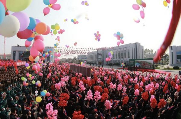 Kim Jong Un meresmikan pabrik pupuk (Foto: AFP)