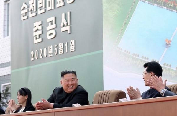 Kim Jong Un meresmikan pabrik pupuk (Foto: AFP)