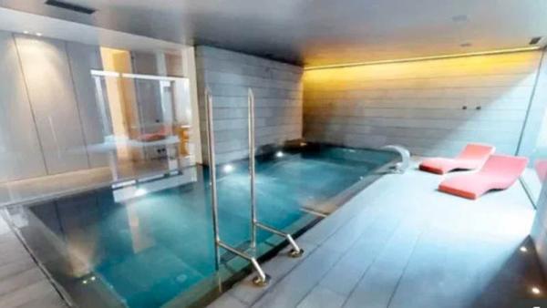 Kolam renang menjadi salah satu fasilitas di dalam rumah Eden Hazard.