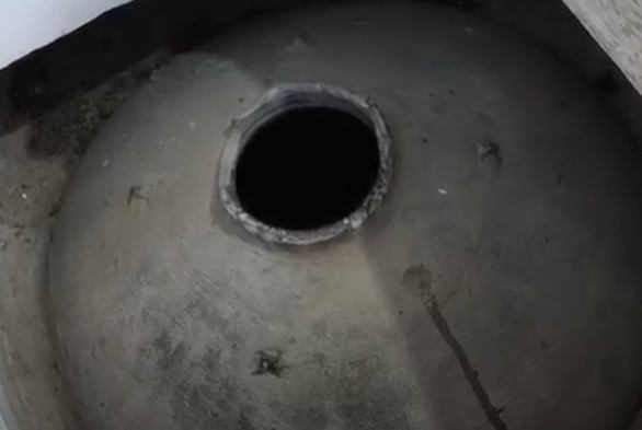 3 Gentong Nyai Kong Gentong Nyai Kong di kompleks Masjid Sunan Abinowo Kendal konon tak pernah kering airnya. (Foto: iNews/Eddie Prayitno)