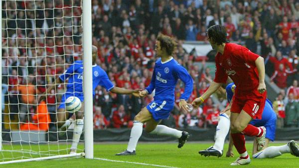 Defender Chelsea William Gallas (kiri) menyapu bola keluar gawang timnya untuk mengagalkan usaha striker Liverpool Luis Garcia. (Foto: onefootball.com)