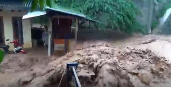 Banjir bandang menerjang Kota Cilegon, Banten. (Foto: iNews/Wimsalim)