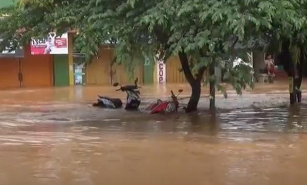 Dua sepeda motor terendam banjir di Kota Cilegon, Banten. (Foto: iNews/Wimsalim)
