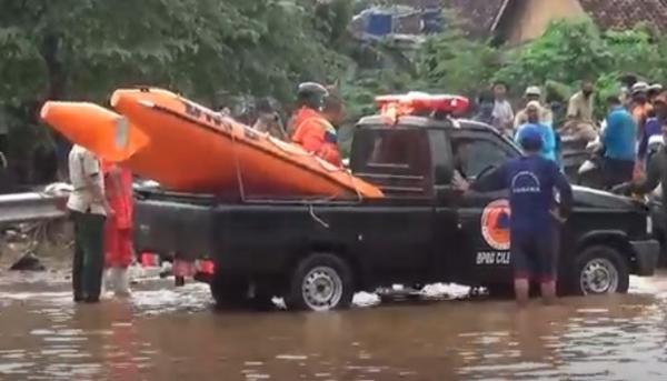 Tim BPBD Cilegon mengerahkan perahu karet untuk mengevakuasi warga korban banjir bandang. (Foto: iNews/Wimsalim)