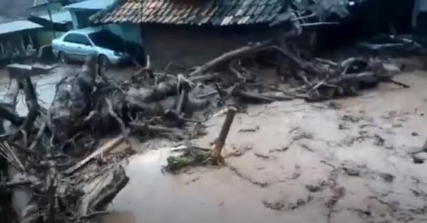 Banjir bandang dan longsor di Kota Cilegon, Banten mengakibatkan delapan rumah rusak parah dan satu hilang terbawa arus. (Foto: iNews/Wimsalim)