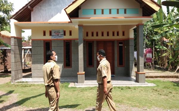 IMG 20200504 115752 Bupati Kulonprogo Sutedjo serahkan bantuan BLT kepada warga terdampak Covid-19. (foto : Inews/kuntadi)