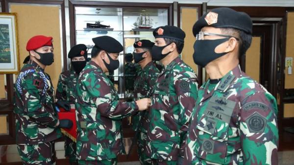 Panglima TNI Marsekal TNI Hadi Tjahjanto memimpin sertijab Kapusjaspermildas dan Dandema TNI di Mabes TNI, Cilangkap, Jakarta Timur, Selasa (5/5/2020). (Foto: Puspen TNI).