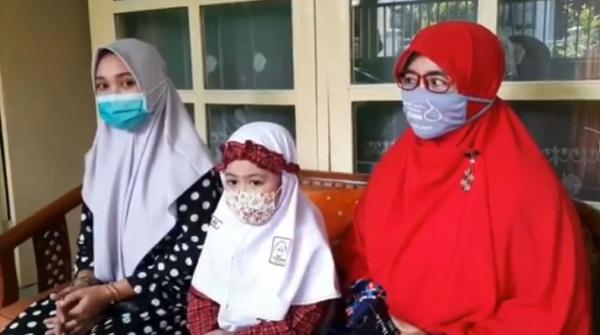 Selma Selma, siswi TK Islam Terpadu Permata Yayasan Ishlahul Ummah di Desa Kebonagung, Kecamatan Kraksaan, Kabupaten Probolinggo, saat ditemui di rumahnya, Selasa (5/5/2020). (Foto: iNews/Hana Purwadi)