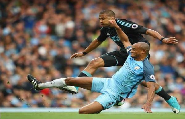 Vincent Kompany saat masih bermain bagi Manchester City (foto: Givemesport)
