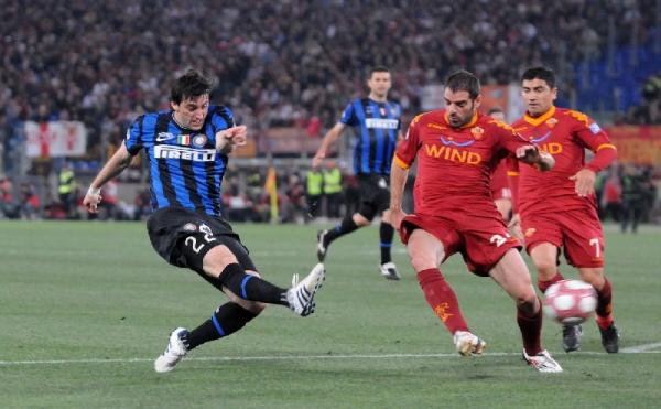 Penyerang Inter Milan, Diego Milito, melepaskan tendangan ke arah gawang AS Roma (foto: Twitter)