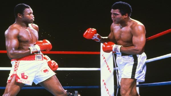 Larry Holmes (kiri) menghadapi Mike Tyson (foto: Talksport)