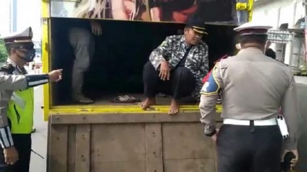 Petugas berhasil menggagalkan sejumlah kendaraan yang berupaya meloloskan para pemudik di tengah wabah virus corona (Covid-19). (Foto: Antara).