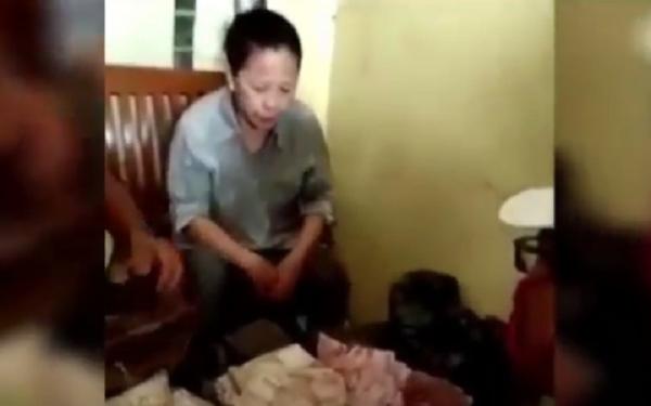 Wanita terduga pengutil dengan barang bukti uang besaran juta rupiah di atas meja (Foto: Istimewa)