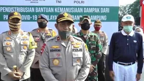 penyaluran bantuan covid di bandarlampung Wakapolda Lampung Brigjen Sudarsono menjelaskan pendistribusian 5.000 paket sembako dari Buddha Tzu Chi kepada warga terdampak Covid-19 di Bandarlampung yang melibatkan personel TNI dan Polri, Rabu (6/5/2020). (Foto: iNews/Andres Afandi)