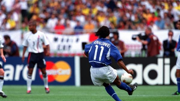 Ronaldinho melakukan tendangan bebas (foto: FIFA)