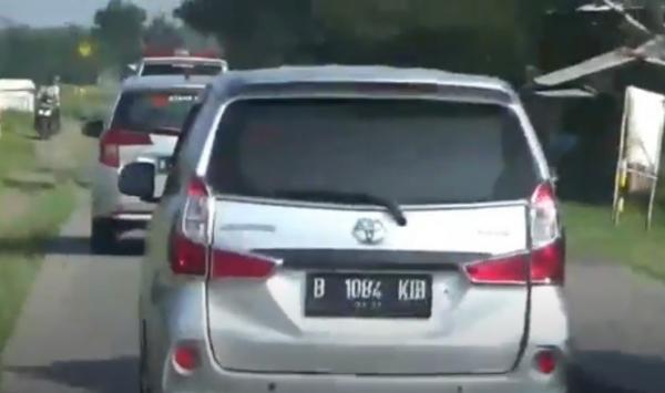 Mobil pemudik melenggang bebas di jalur alternatif Brebes. (Foto: iNews/Yunibar)