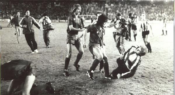 Kerusahan antara pemain Barcelona Vs Athletic Bilbao di final Copa del Rey 1984