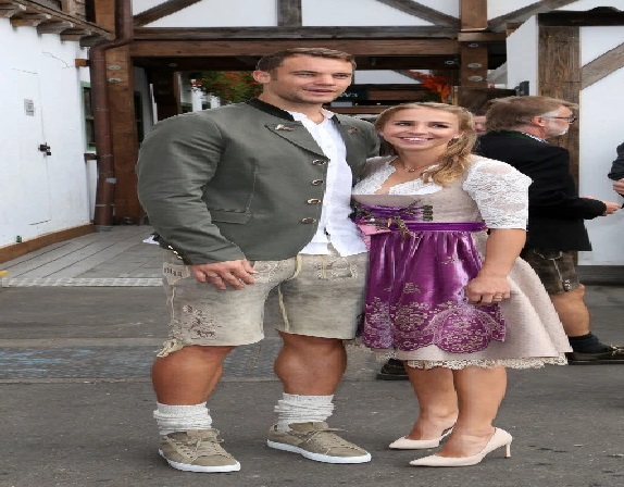 Manuel Neuer saat masih bersama Nina (foto: The Sun)
