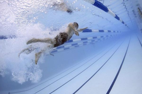 Renang Antara Kolam renang jadi salah satu fasilitas di rumah mewah Paul Pogba. (Foto: The Sun)