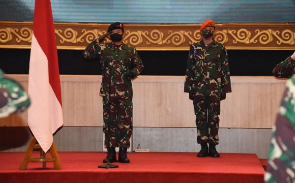 kenaikan pangkat tni 2 ist Panglima TNI Marsekal Hadi Tjahjanto memimpin upacara kenaikan pangkat 25 Pati TNI di Aula Gatot Soebroto, Mabes TNI, Cilangkap, Jakarta Timur, Jumat (8/5/2020). (Foto: Puspen TNI)
