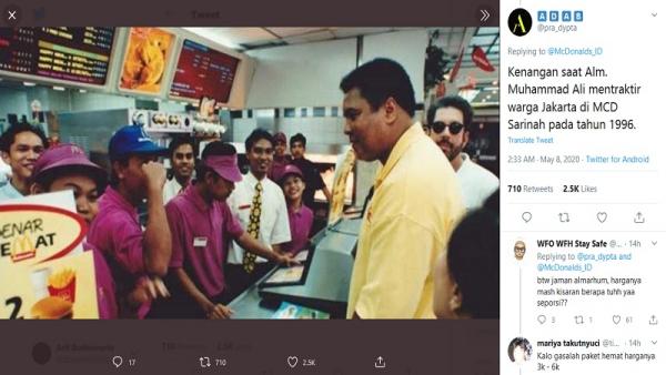 Muhammad Ali saat mengunjungi McD Sarinah pada 1996 (foto: Twitter)