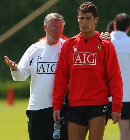 ROnaldo Ferguson 2 Sir Alex Ferguson (kiri) kerap memberi motivasi dan menanamkan percaya diri kepada Cristiano Ronaldo selama di Manchester United. (Foto: The Sun)