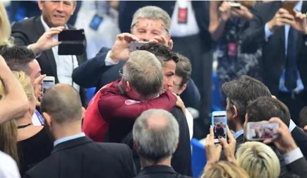 Ronaldo Ferguson 8 Sir Alex Ferguson memeluk erat Cristiano Ronaldo saat dia menjuarai Euro 2016 bersama Portugal. (Foto: The Sun)