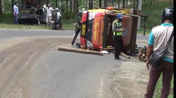  Truk  Bambu  Terguling di Tanjakan Petir Pemalang 1 Orang 